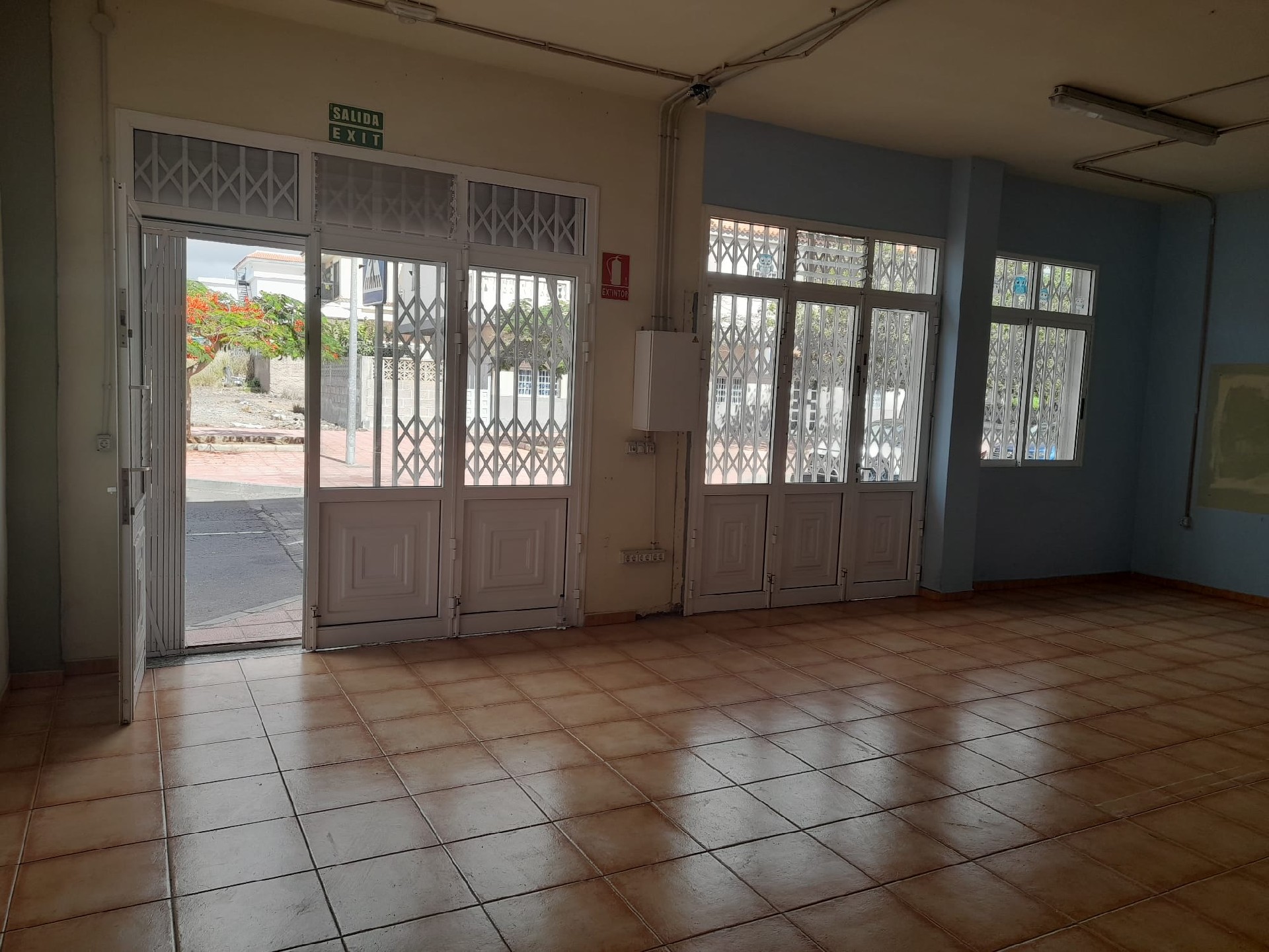 ALQUILA AMPLIO LOCAL COMERCIAL EN CALLE ARSENIO RODRIGUEZ. ZONA LAS ROSAS. LAS GALLETAS.