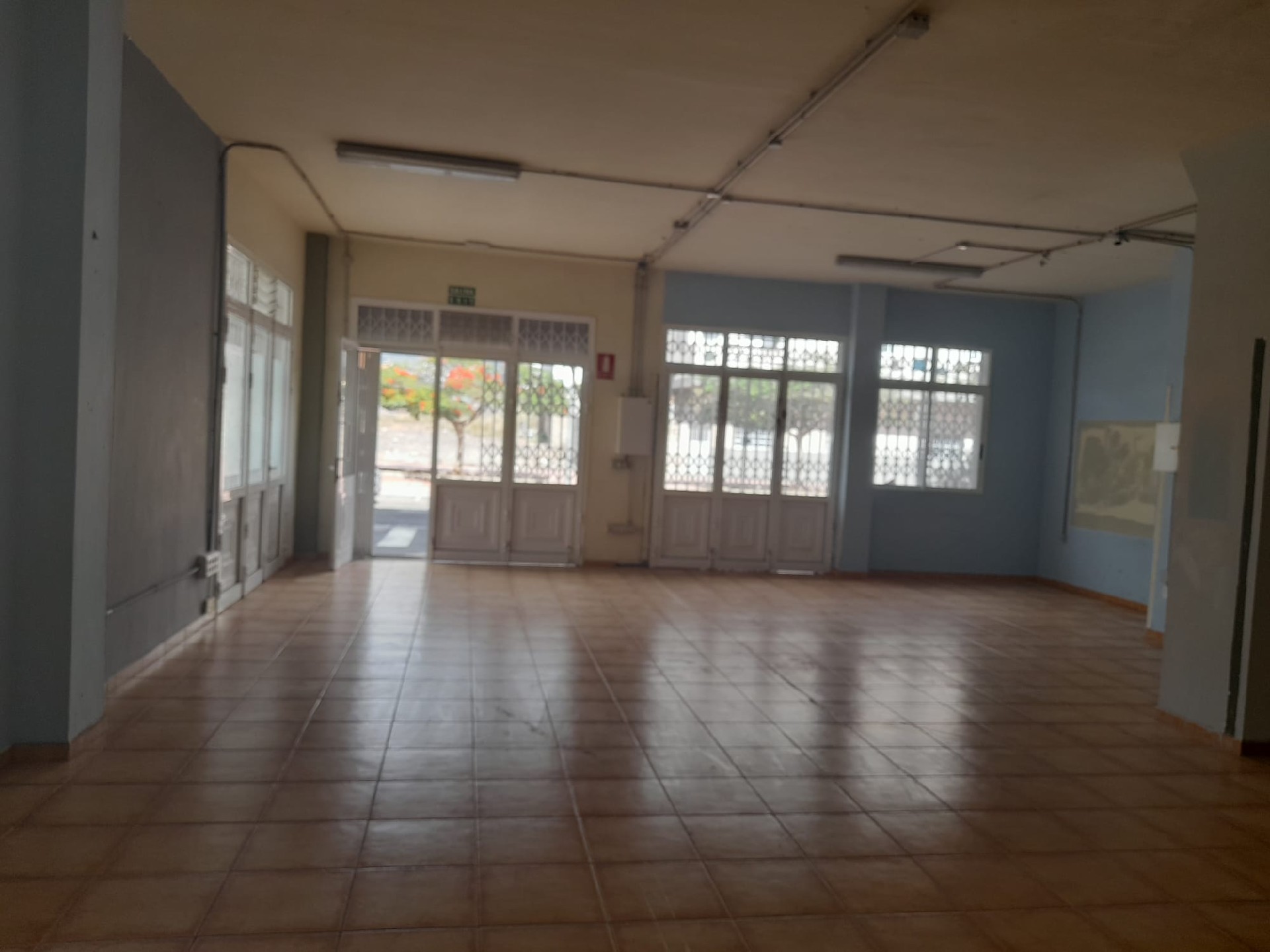 ALQUILA AMPLIO LOCAL COMERCIAL EN CALLE ARSENIO RODRIGUEZ. ZONA LAS ROSAS. LAS GALLETAS.