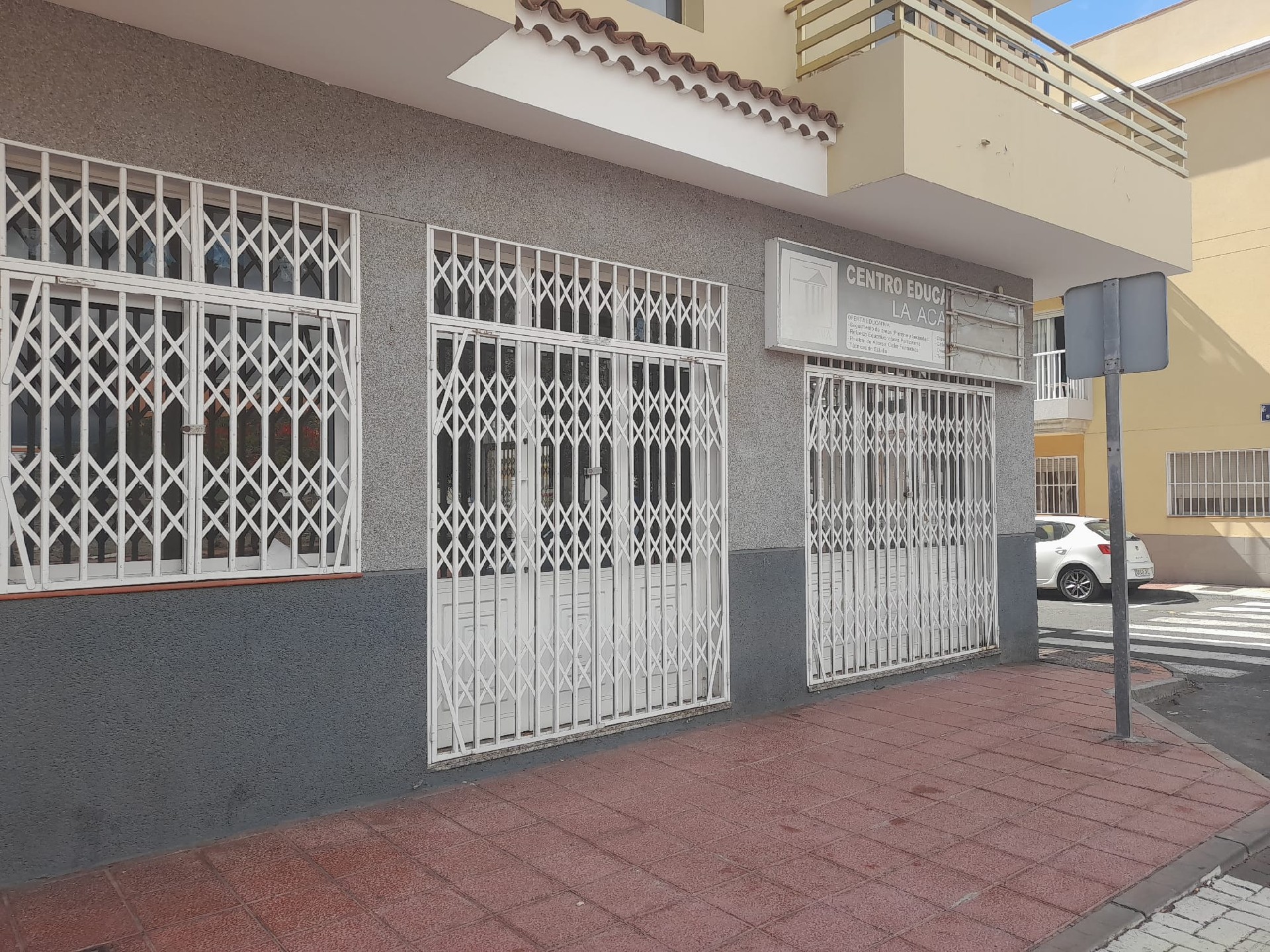 ALQUILA AMPLIO LOCAL COMERCIAL EN CALLE ARSENIO RODRIGUEZ. ZONA LAS ROSAS. LAS GALLETAS.