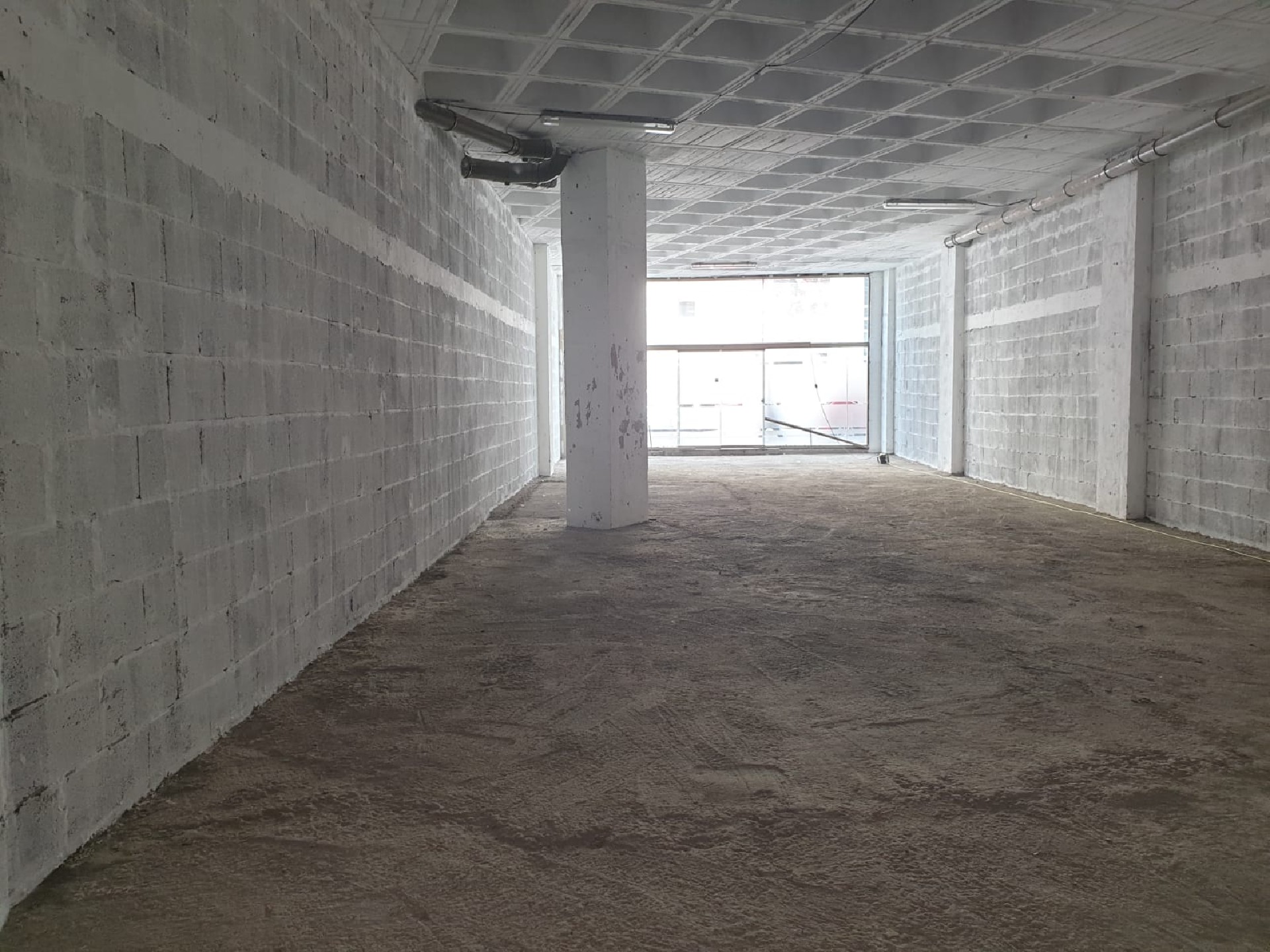 EXCELENTE LOCAL EN PLENA ZONA NUEVO CENTRO SATA CRUZ- EDIFICIO ZENIT.