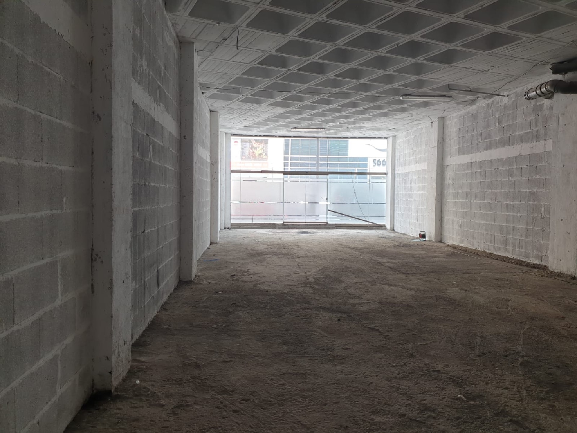 EXCELENTE LOCAL EN PLENA ZONA NUEVO CENTRO SATA CRUZ- EDIFICIO ZENIT.