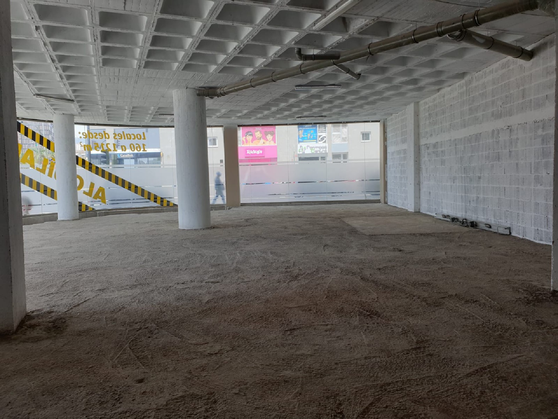 EXCELENTE LOCAL EN PLENA ZONA NUEVO CENTRO SATA CRUZ- EDIFICIO ZENIT.