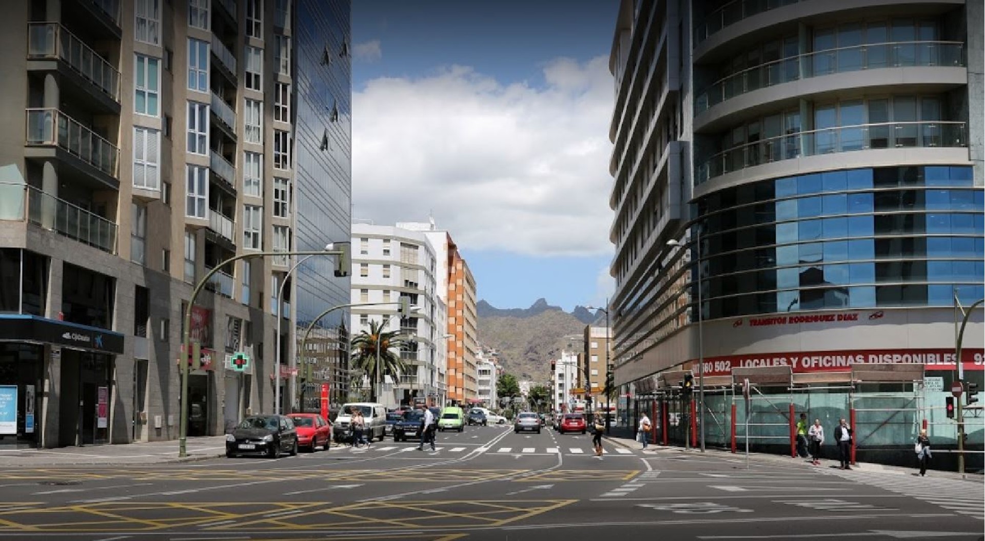 EXCELENTE LOCAL EN PLENA ZONA NUEVO CENTRO SATA CRUZ- EDIFICIO ZENIT.