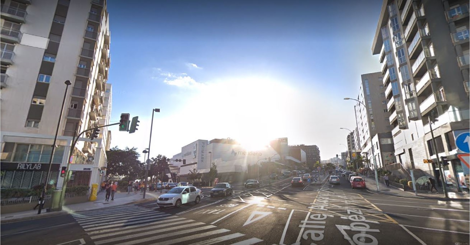 EXCELENTE LOCAL EN PLENA ZONA NUEVO CENTRO SATA CRUZ- EDIFICIO ZENIT.