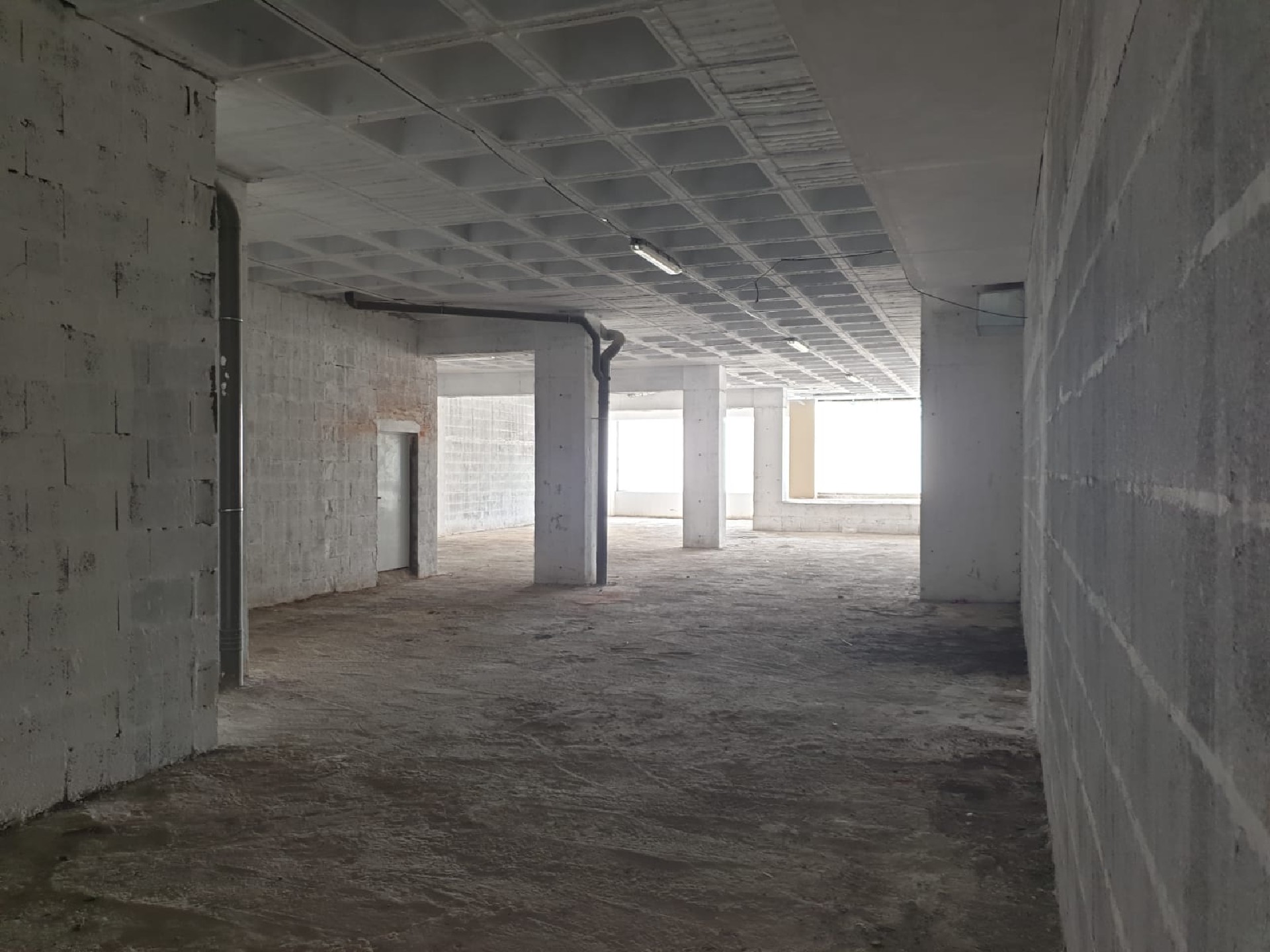 EXCELENTE LOCAL EN PLENA ZONA NUEVO CENTRO SATA CRUZ- EDIFICIO ZENIT.