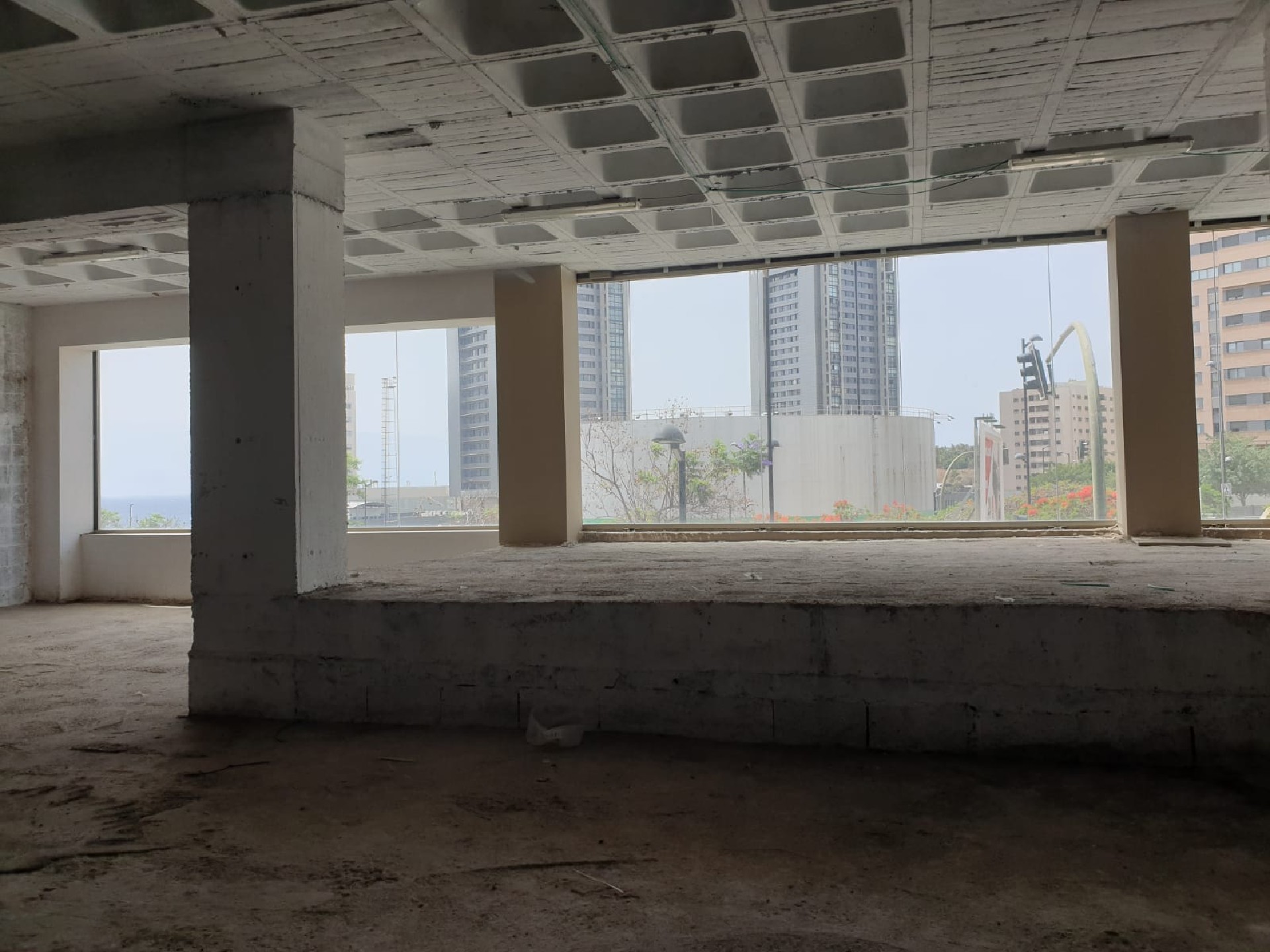 EXCELENTE LOCAL EN PLENA ZONA NUEVO CENTRO SATA CRUZ- EDIFICIO ZENIT.