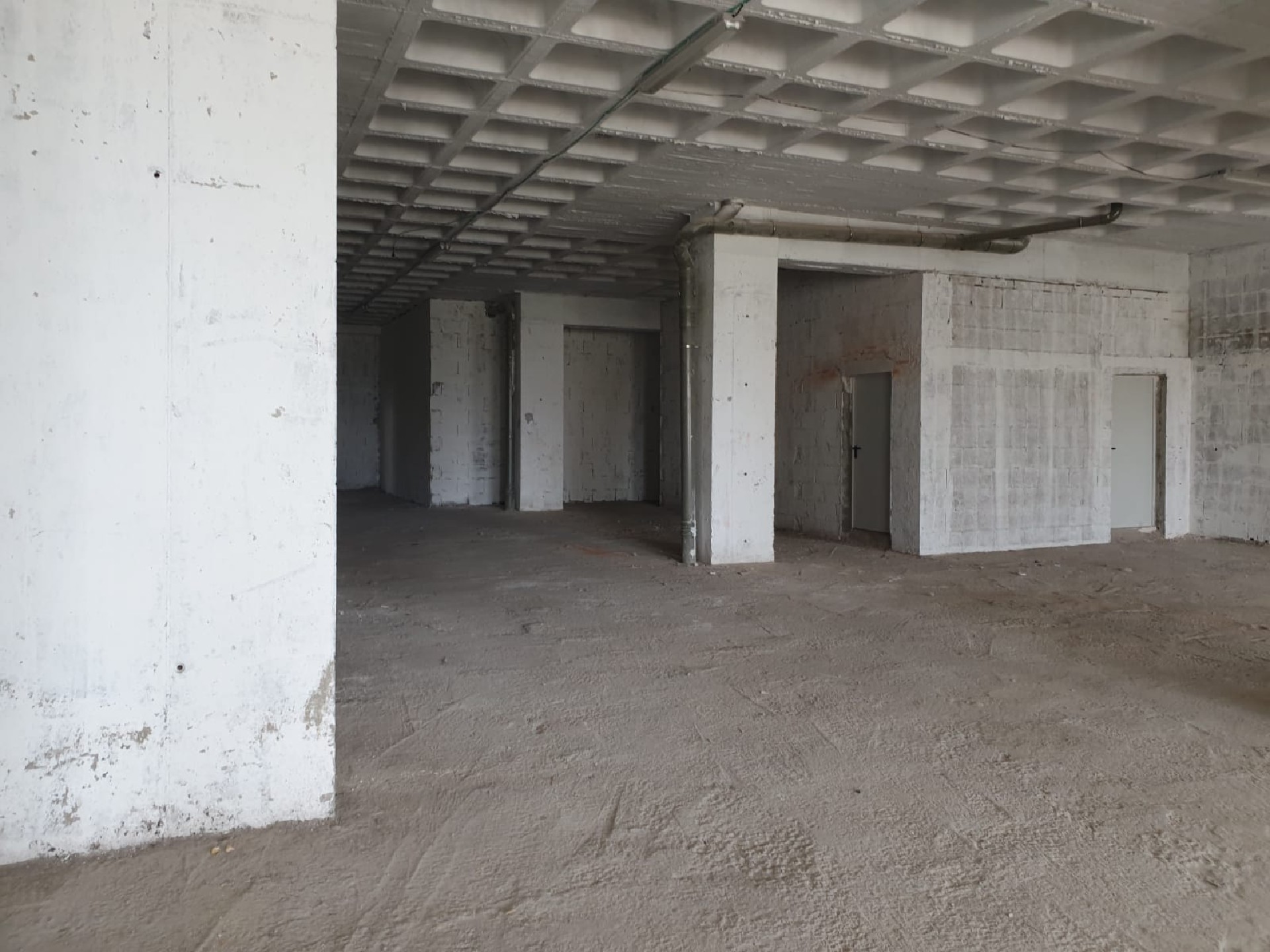 EXCELENTE LOCAL EN PLENA ZONA NUEVO CENTRO SATA CRUZ- EDIFICIO ZENIT.