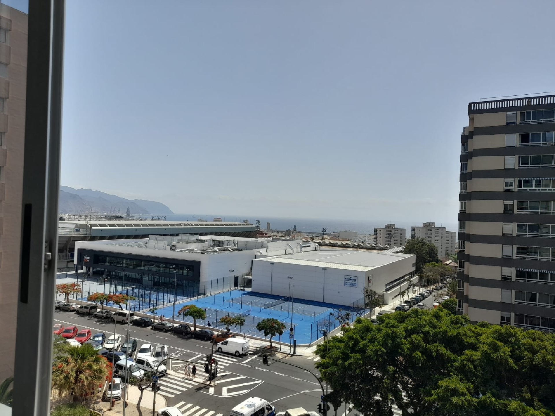 EXCELENTE PISO SITO EN ZONA LA SALLE MUY CERCA PABELLON DEPORTES Y DEL ESTADIO C.D. TENERIFE.